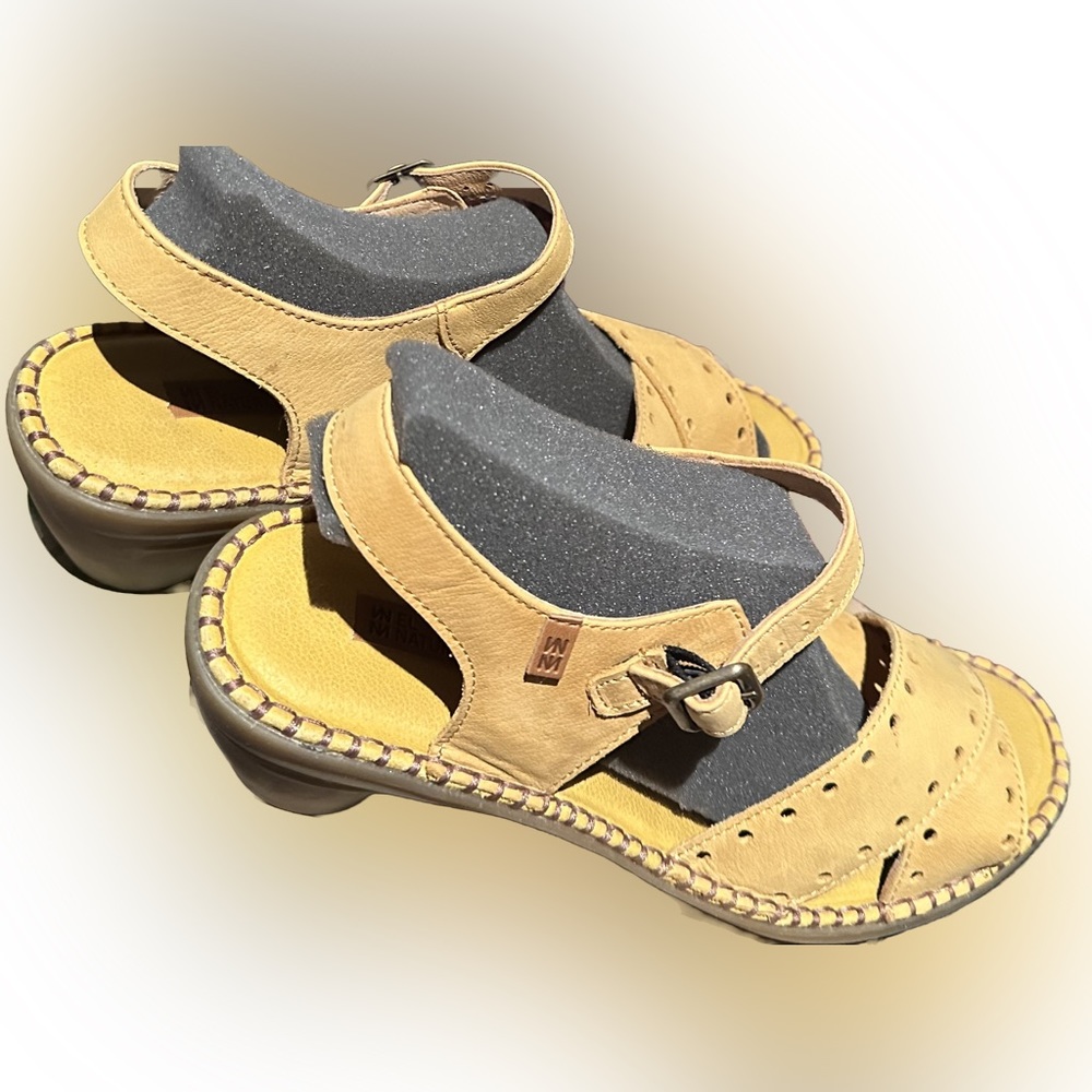 El Naturalista Soft Leather Sandal
